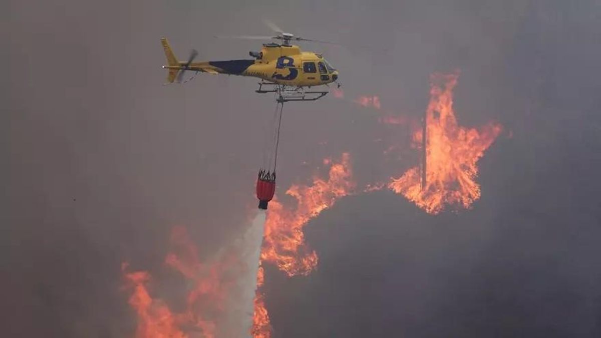 Imagen de archivo de un helicóptero de Bomberos de Asturias durante las labores de extinción de un incendio. 