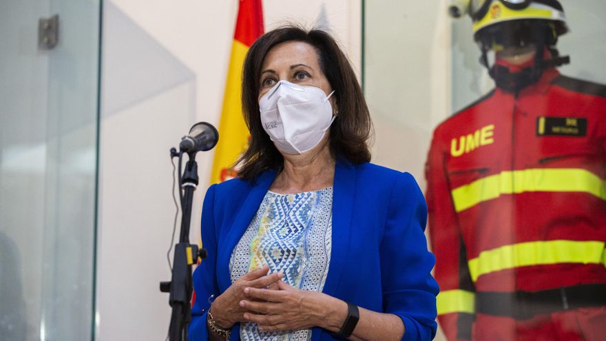 La ministra de Defensa, Margarita Robles, interviene en una rueda de prensa durante su visita al Cuartel General de la Unidad Militar de Emergencias en la Base Aérea de Torrejón, a 23 de agosto de 2021, en Torrejón, Madrid, (España). Su visita tiene como