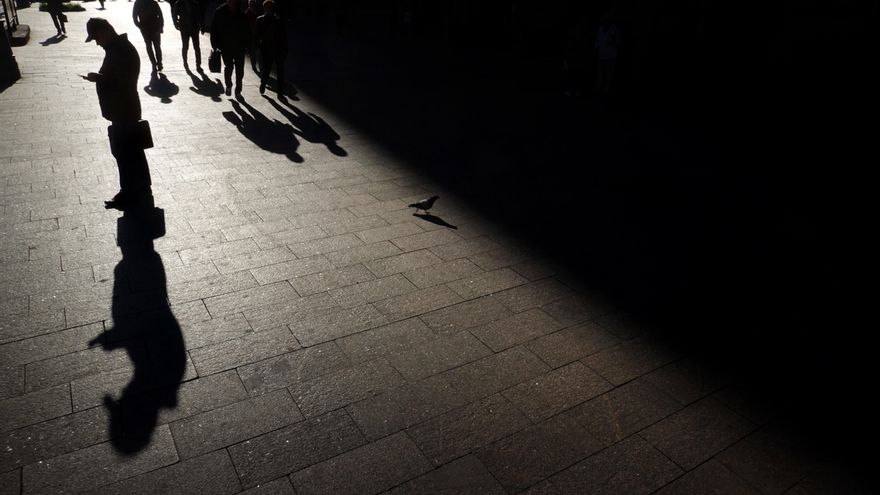 Peatones en una calle de Moscú, Rusia, el pasado jueves 7 de octubre.EFE/ Maxim Shipenkov
