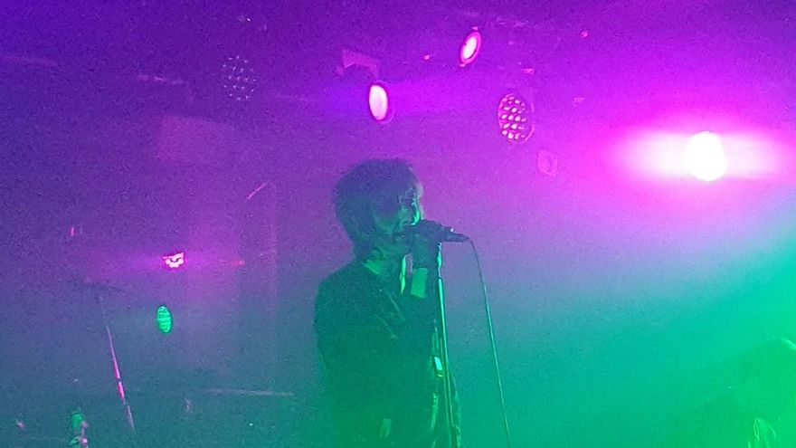 The Horrors regresa a buscar la silla que dejó vacía y lo hace convertida en una banda de rock