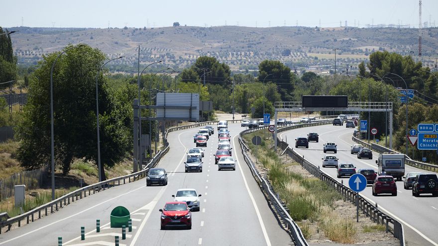 Circulación de vehículos fluida en la autovía A-3,  en Madrid (España).