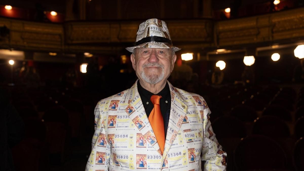 Un hombre espera a que empiece el Sorteo Extraordinario de la Lotería de Navidad 2025,