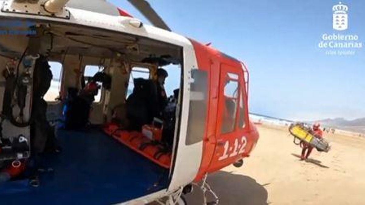 Un hombre, evacuado en helicóptero con síntomas de ahogamiento tras ser rescatado por un surfista en Cofete