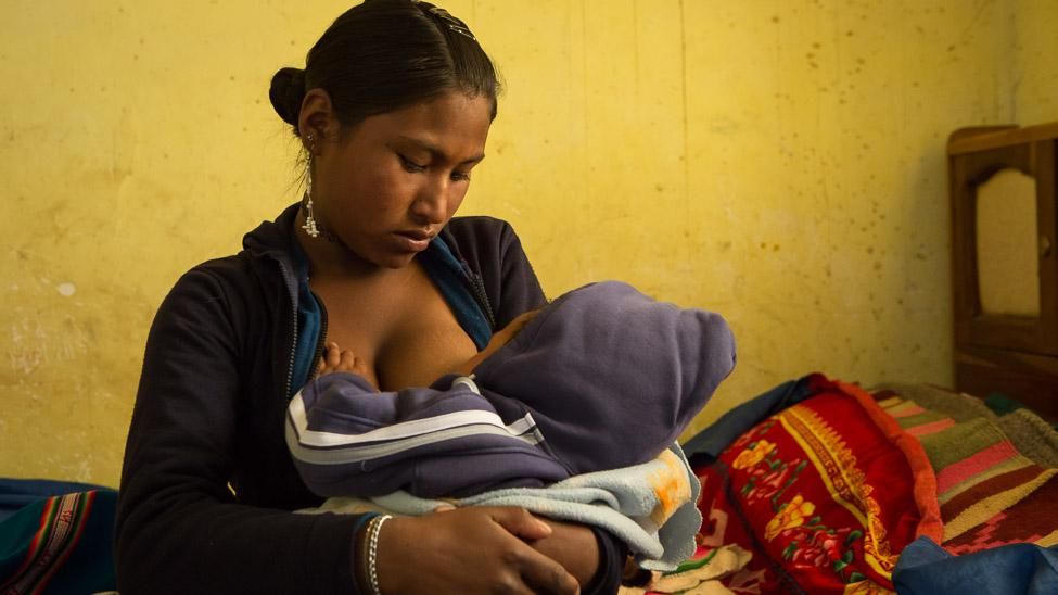 Paulina Flores fue madre a los 13 años. El padre de su hijo, de 17 años, ha migrado a Chile, desde donde le envía algo de dinero, cuando puede. Ella vive con sus padres en Pampaspunta (Bolivia). El 18 por ciento de las adolescentes entre 15 y 18 años ya ha sido madre en ese país, según los datos de Naciones Unidas. Se registran 88 nacimientos por cada 1.000 mujeres adolescentes. (Salva Campillo/AEA).