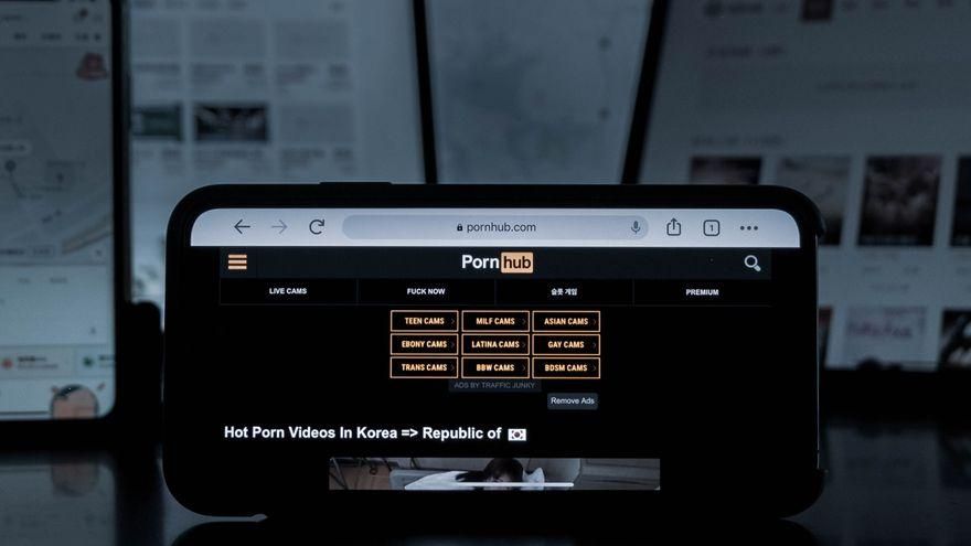 ¿Vamos hacia un Internet con el DNI por delante? La multinacional que domina el porno online dice que sí