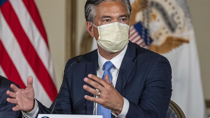 California solicita los registros públicos de Florida sobre el traslado de 36 migrantes