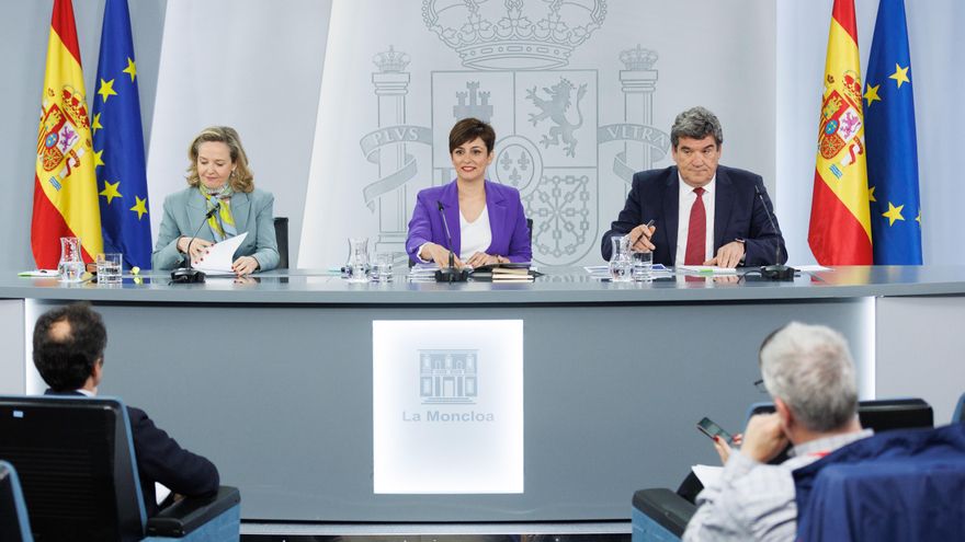 (I-D) La vicepresidenta primera y ministra de Asuntos Económicos y Transformación Digital, Nadia Calviño; la ministra Portavoz y de Política Territorial, Isabel Rodríguez y el ministro de Inclusión, Seguridad Social y Migraciones, José Luis Escrivá.
