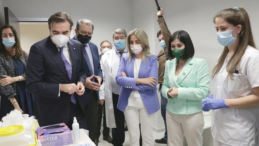 El consejero de Sanidad, Jesús Fernández Sanz, acompaña, a la ministra de Sanidad, Carolina Darias, y al vicepresidente de la Comisión Europea, Margaritis Schinas, en la visita al Centro de Vacunación en el servicio de urgencias del nuevo Hospital Universitario de Toledo.