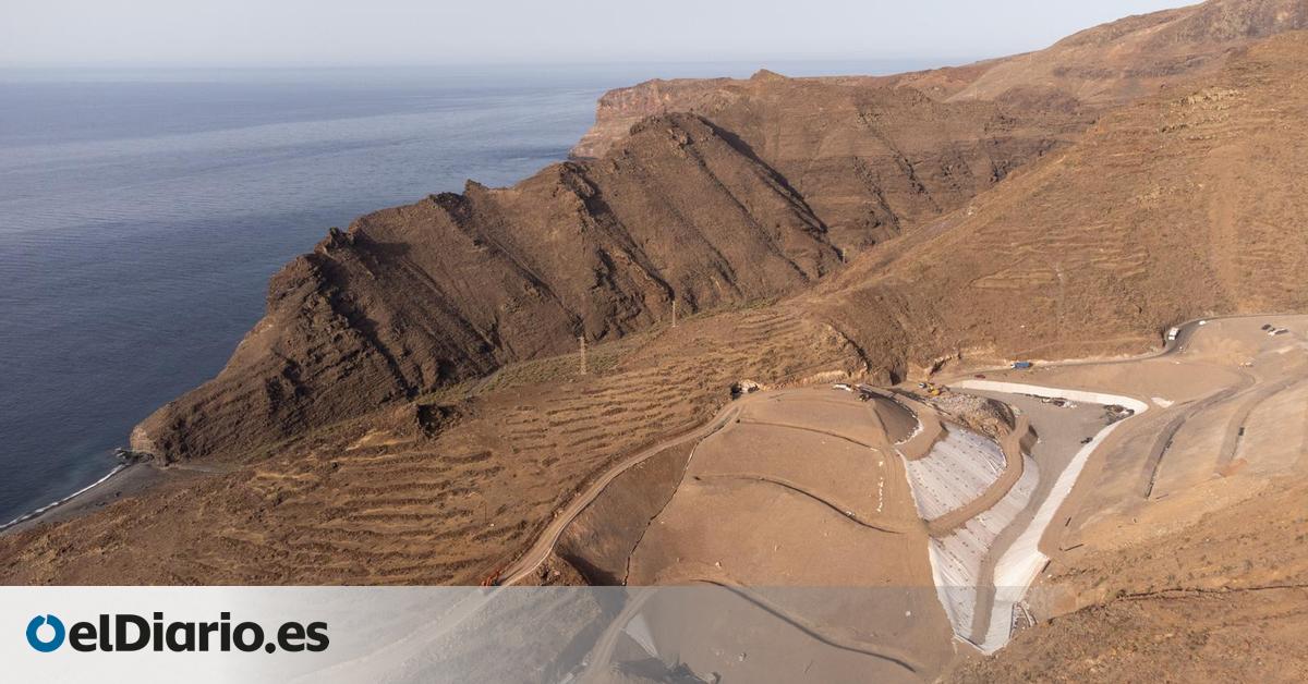 El vertedero de La Gomera convierte a una playa cercana en víctima frecuente de la contaminación por plásticos