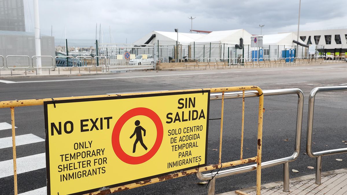 Carpas en el espacio habilitado para la acogida de migrantes en el Puerto de Palma, a 23 de diciembre de 2025.