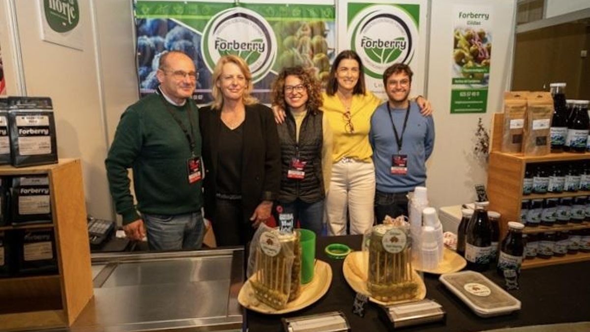 La consejera María Jesús Susinos y la alcaldesa de Santander, Gema Igual, en un stand de La XX Feria del Producto de Cantabria
