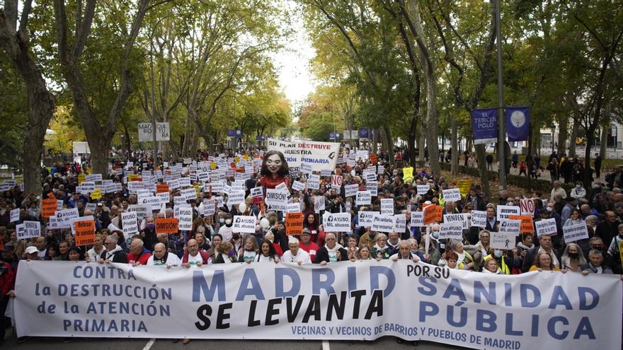 Miles de personas caminan hacia la Plaza de Cibeles contra la gestión sanitaria de Ayuso.