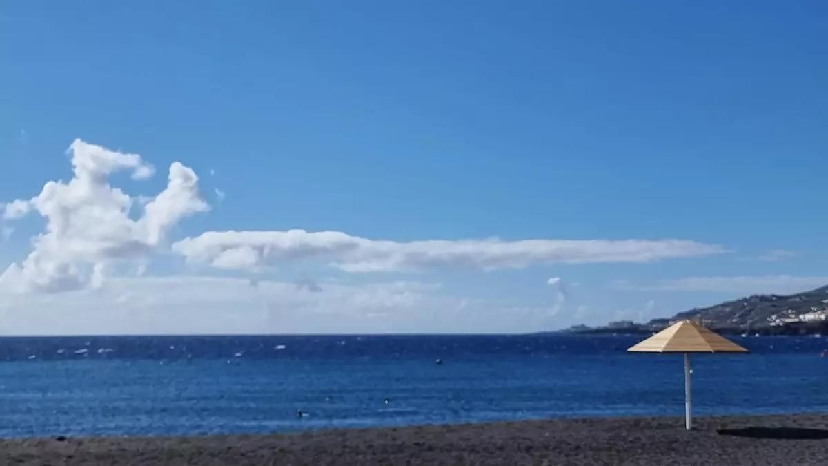 Imagen de archivo de la playa de Santa Cruz de La Palma un día poco nuboso.