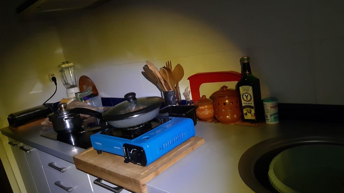 (Sobre)vivir en un apagón permanente: el día a día de los vecinos de Sevilla que sufren cortes de luz a más de 40 grados