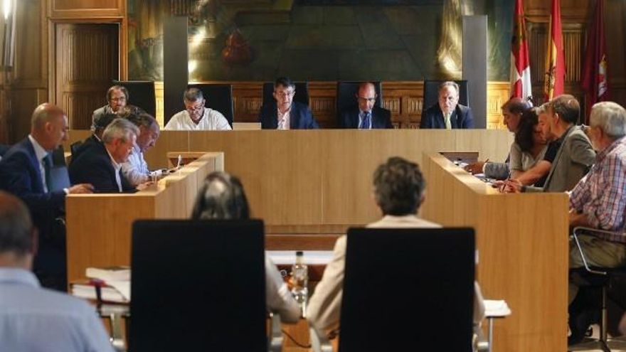 El Pleno debe ratificar ahora este abrumador y acelerado aumento del coste de ambos contratos. / Foto Carlos S. Campillo / ICAL