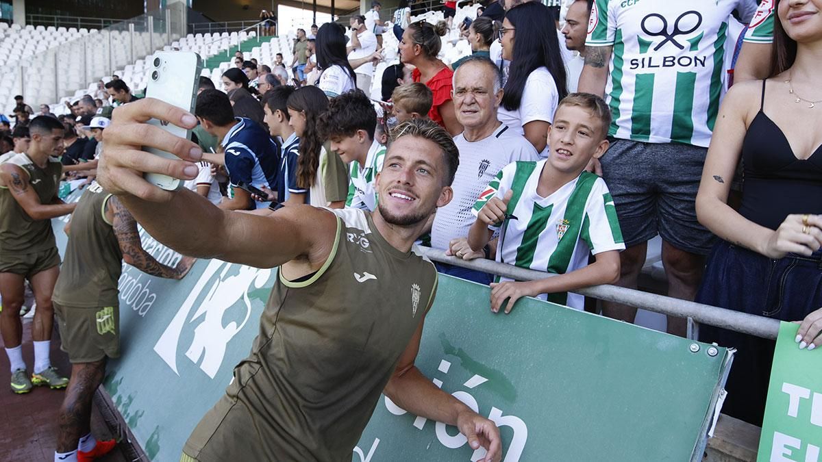 Un necesario baño de masas para el Córdoba CF: así respondió su afición en el entrenamiento a puerta abierta en El Arcángel