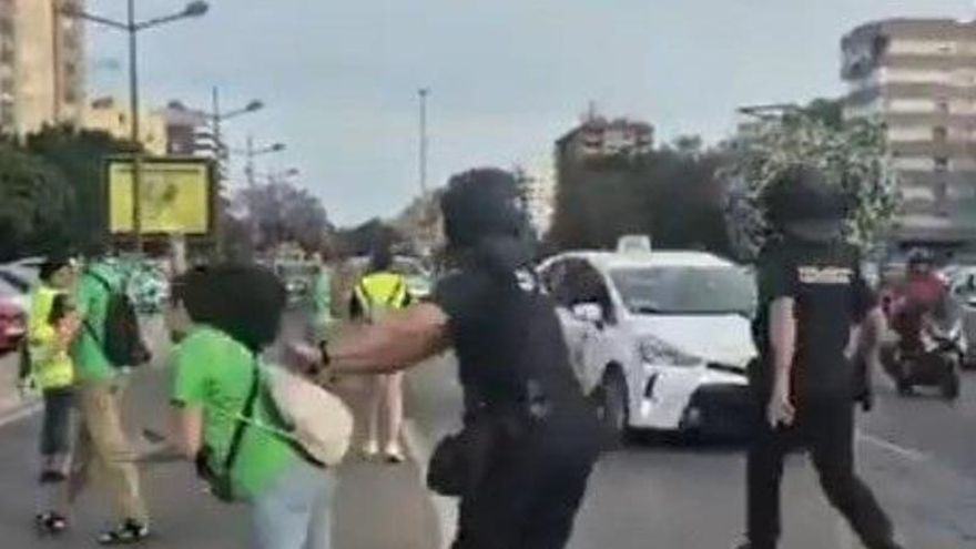 "Tú no vas a investigar nada": la respuesta de dos sindicatos policiales a la delegada del Gobierno por la agresión de un agente a una manifestante en València