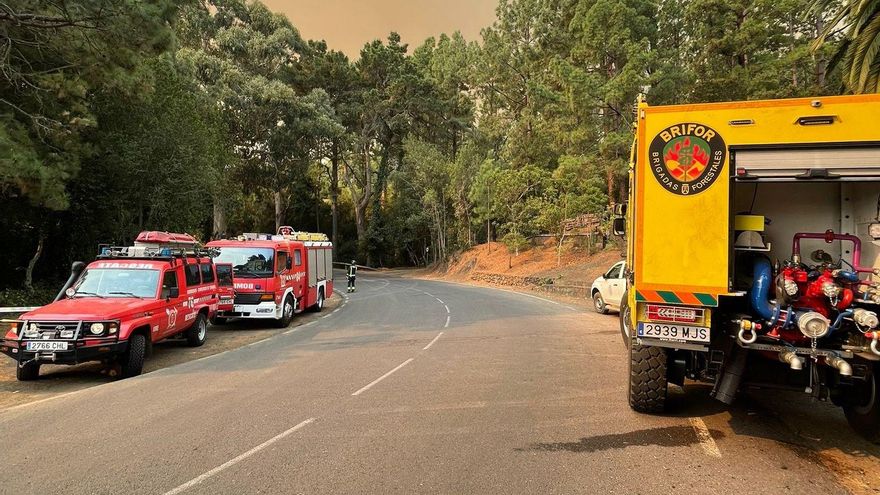 Las patrullas que se encuentran trabajando en la zona para reducir las llamas