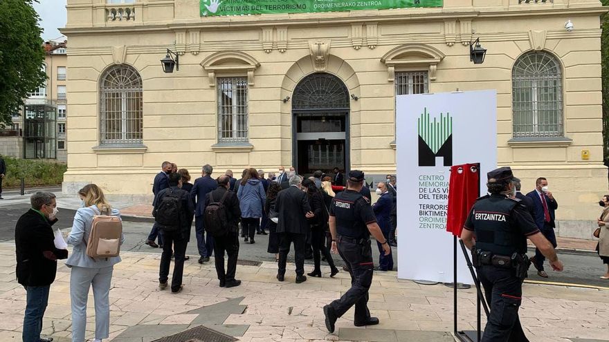 Periodistas y ertzainas en la entrada del edificio