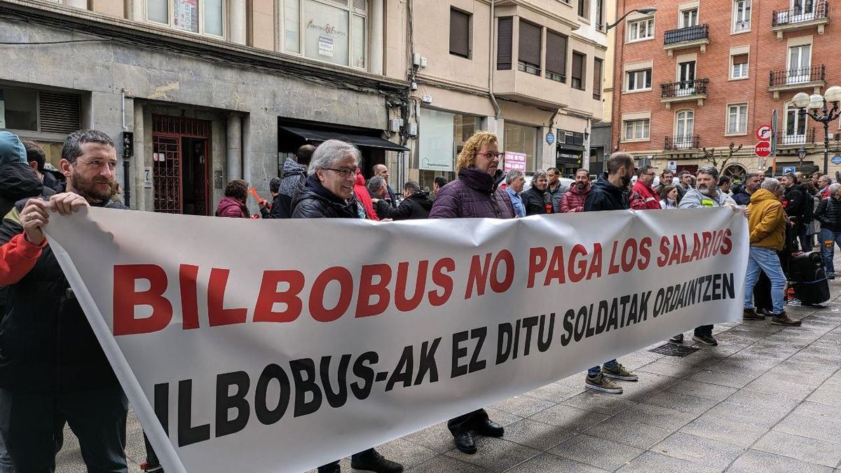 Trabajadores de Bilbobus concentrados ante los juzgados de Bilbao durante el juicio.