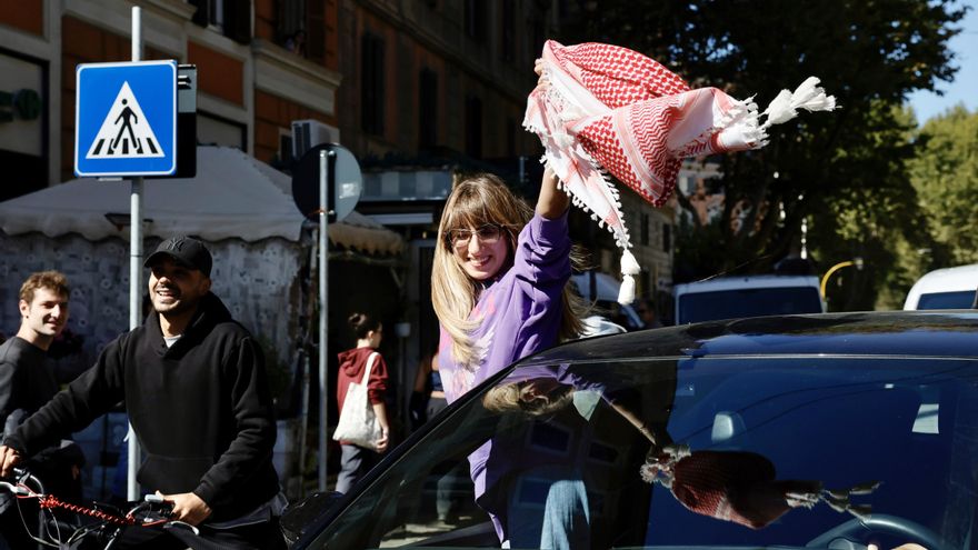Manifestantes participan en una manifestación en Roma como parte de la huelga general "Bloqueemos todo" convocada por la CGIL y la USB contra la guerra en Gaza.