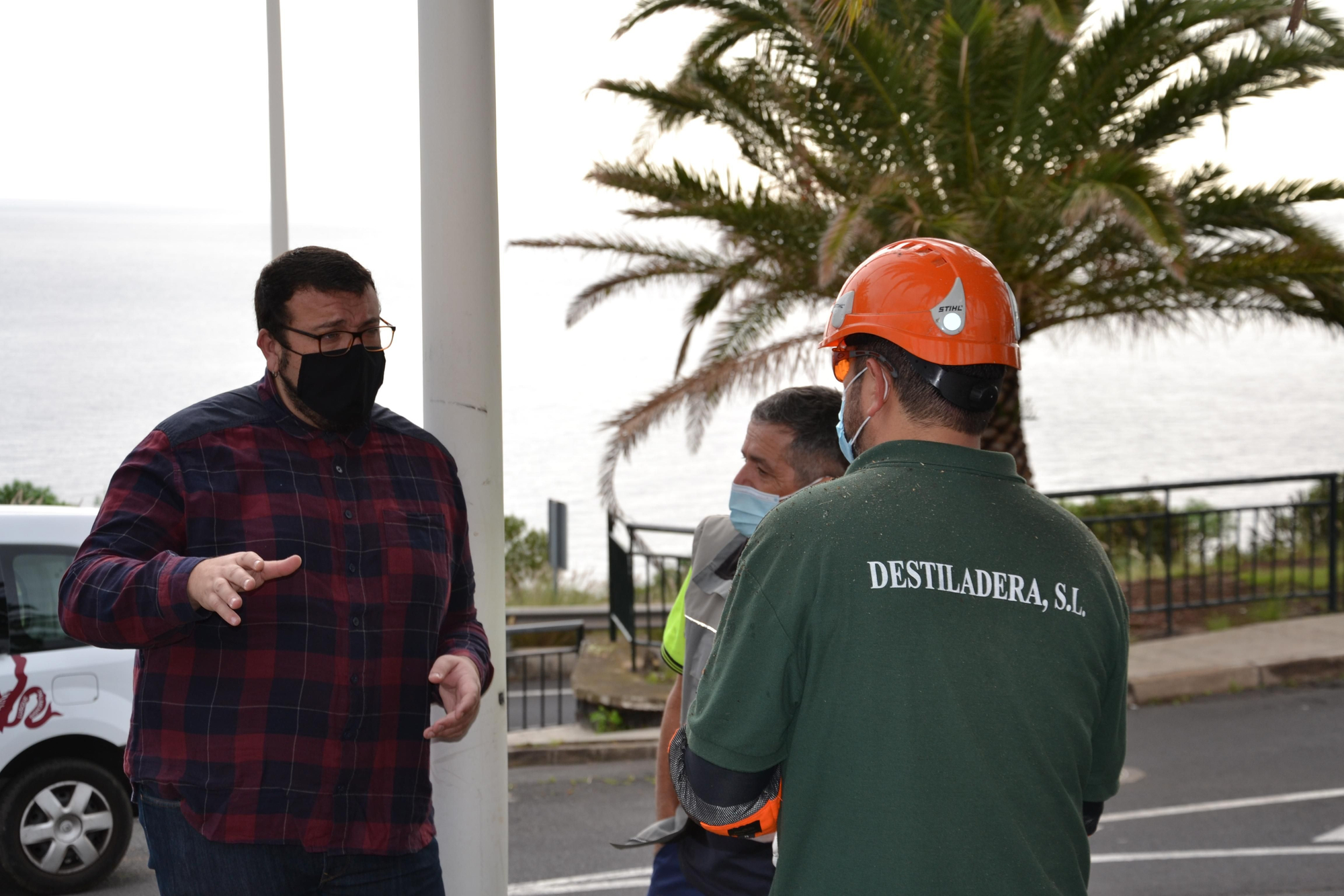 Juan José Neris,  primer teniente de alcalde de Santa Cruz de La Palma y concejal de Servicios Públicos, con personal de La Destiladera.