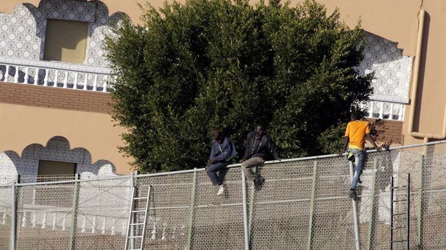 Unos cuarenta inmigrantes entran en Melilla tras lograr saltar la valla