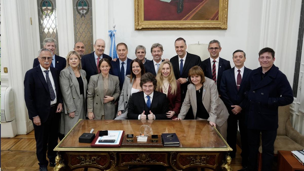 "¡Vamos, Manuel!": Milei armó una postal de gabinete completo para apoyar a Adorni en el Congreso