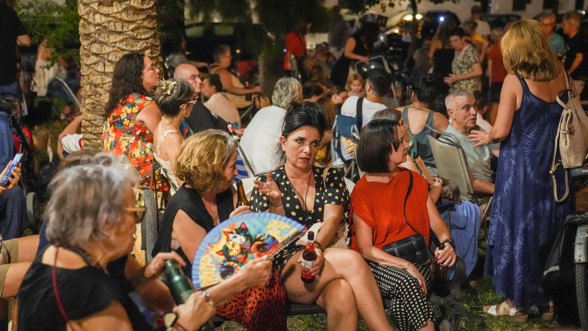 Concentración en defensa de los cines de verano, con la proyección de Un perro andaluz en la plaza de la Magdalena