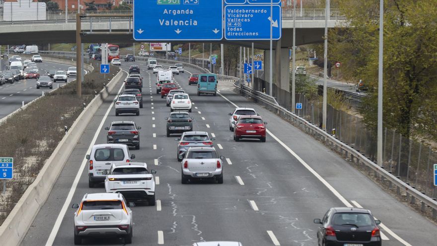 El tráfico se complica en las salidas de Madrid y Barcelona en el primer día del puente