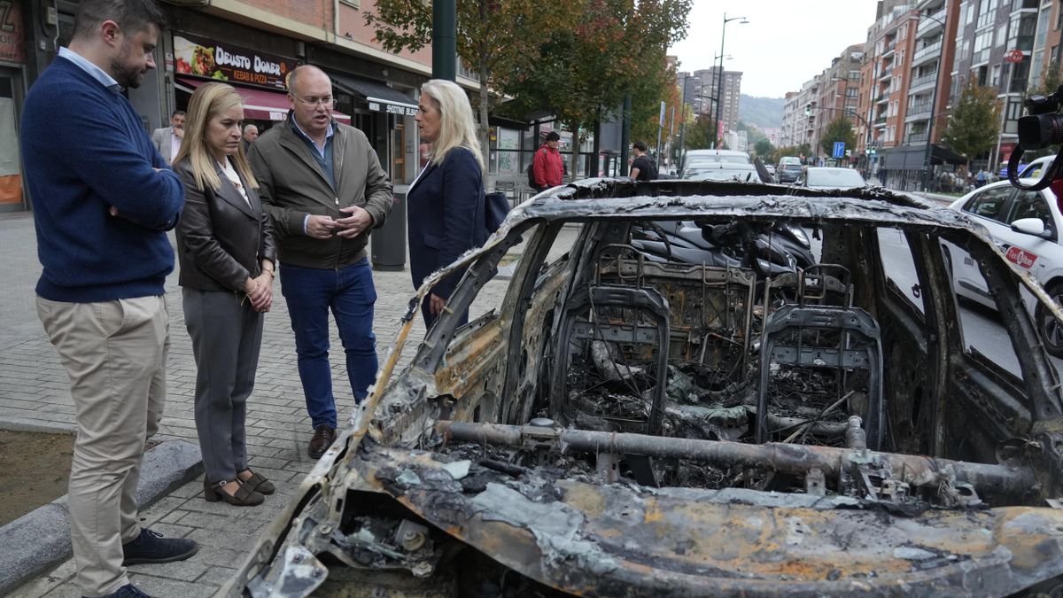 Miguel Tellado, viendo un coche quemado en Deusto