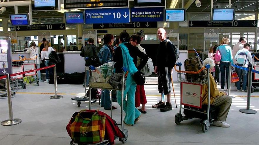 Suprimidos en Orly el 15 % de los vuelos y retrasos en Nantes y Rennes