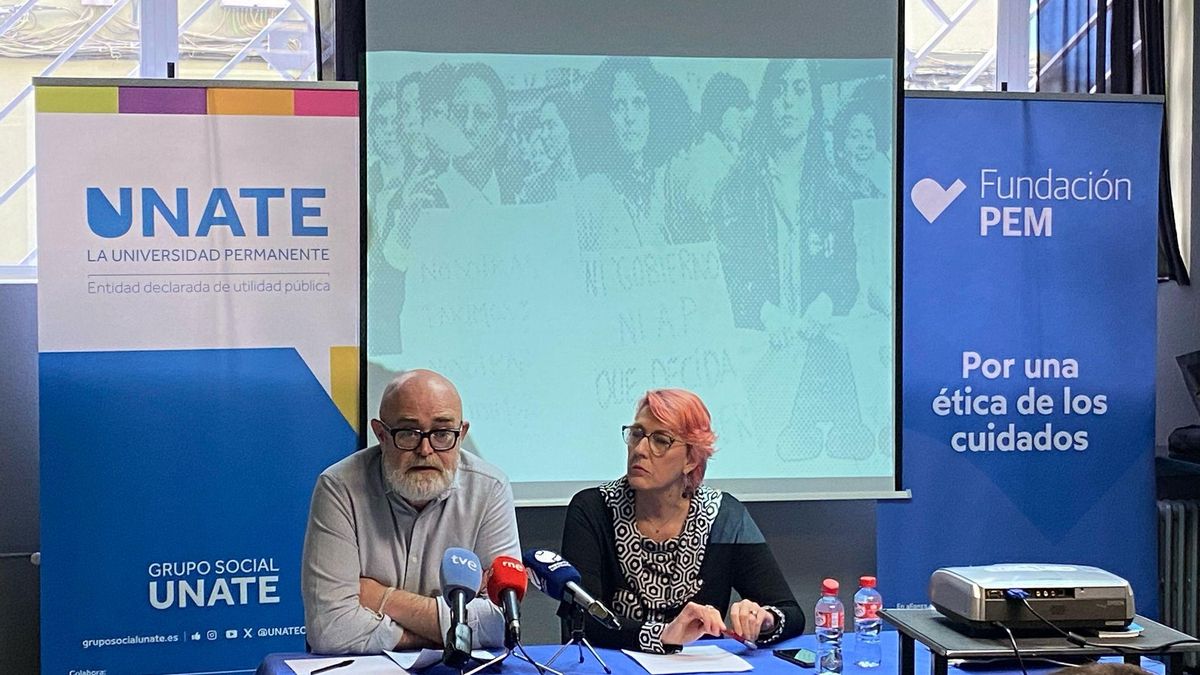 Francisco Gómez Nadal y Mónica Ramos Toro durante la presentación de la campaña 'Utiliza las gafas moradas a través del tiempo'.