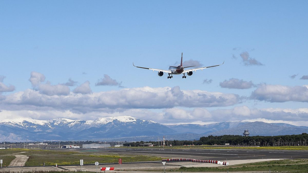 Vista de un avión en el aeropuerto Adolfo Suárez Madrid-Barajas.