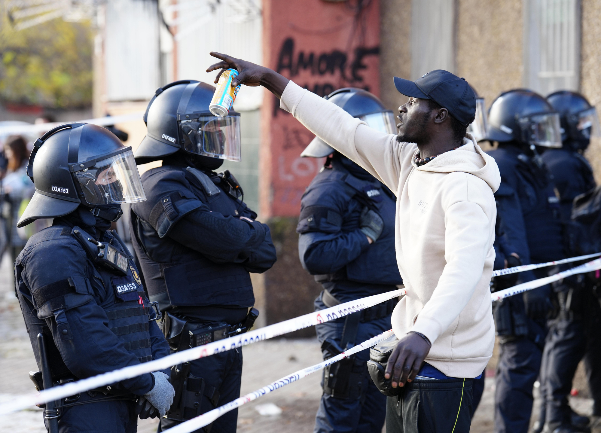 Las imágenes del desalojo de 400 personas en Badalona