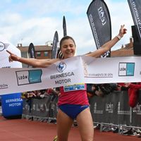 Mónica Gutiérrez cruza la línea de meta en la Media Maratón de León 2025.