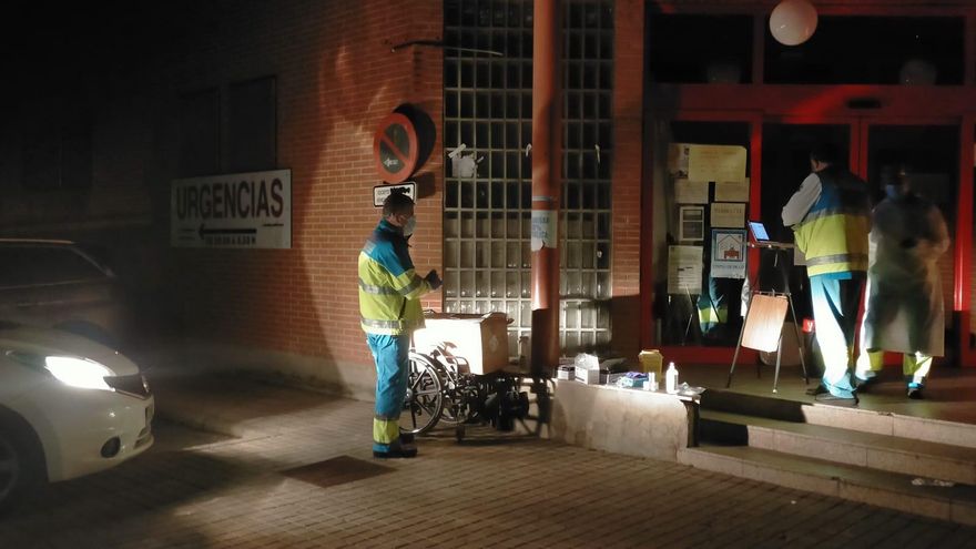 El equipo del SUMM que acudió a hacer test de Covid, el pasado lunes, bajo los focos de un coche