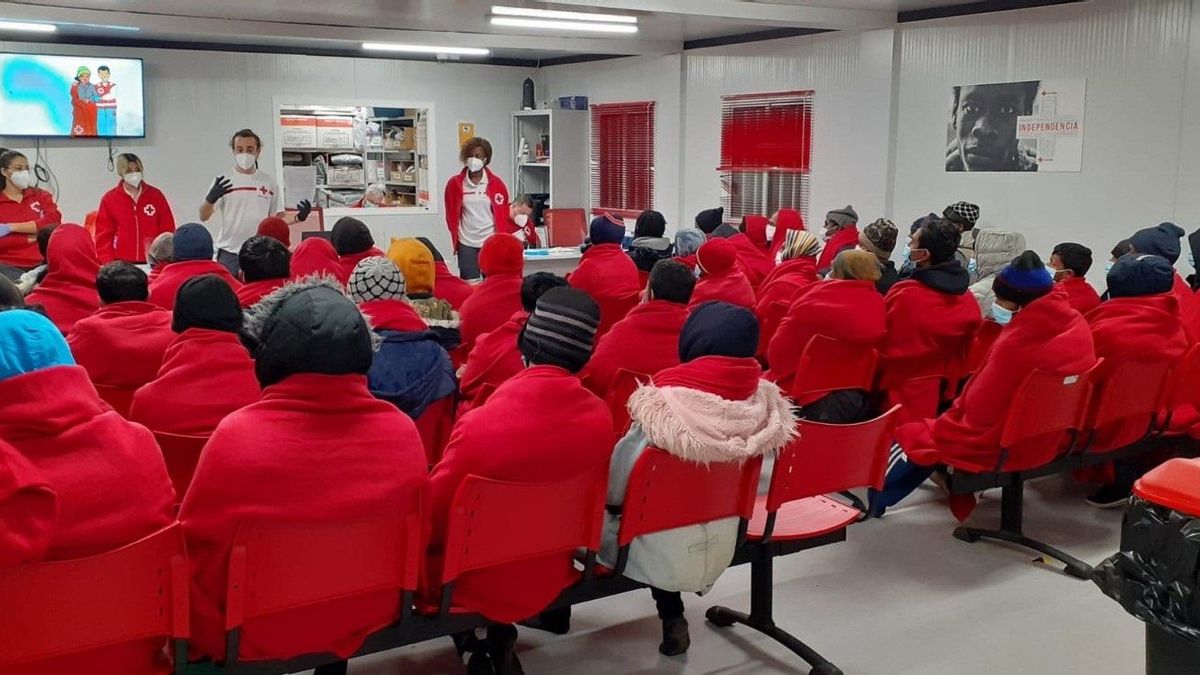 Archivo - Cruz Roja atiende en Almería a personas llegadas en patera en una imagen de archivo.