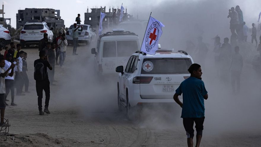 Vehículos de la Cruz Roja en Deir el-Balah (Gaza)