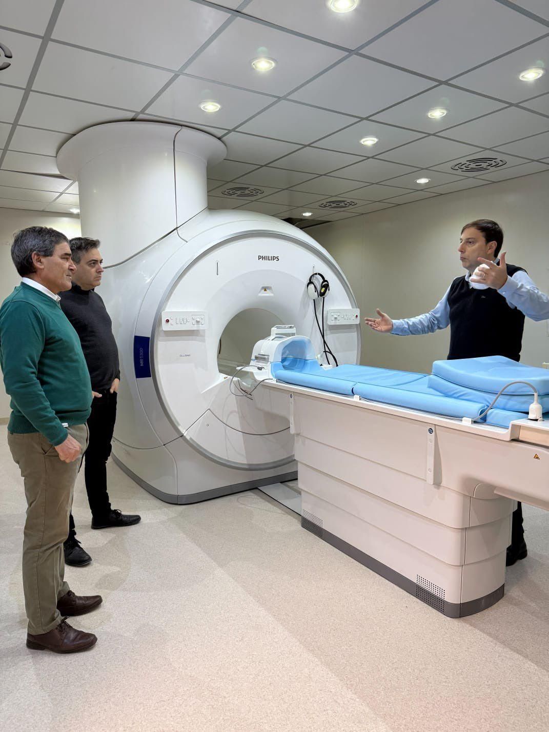El ministro de Salud porteño, Fernán Quirós inaugura el resonador del hospital, pero muchas veces no se puede utilizar porque no hay personal administrativo.