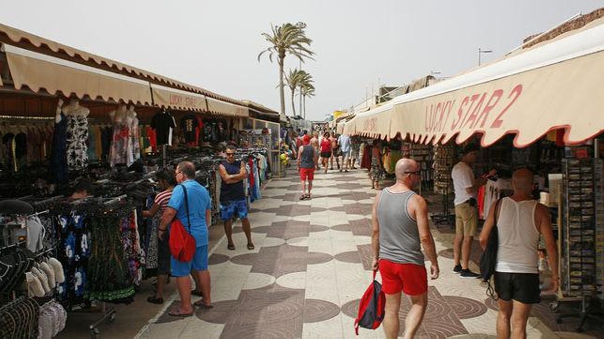 Paseo comercial de una zona turística en Canarias. Imagen de archivo.