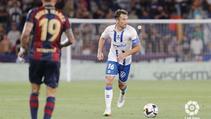 Aitor Sanz, entre los seis futbolistas con más partidos en el CD Tenerife