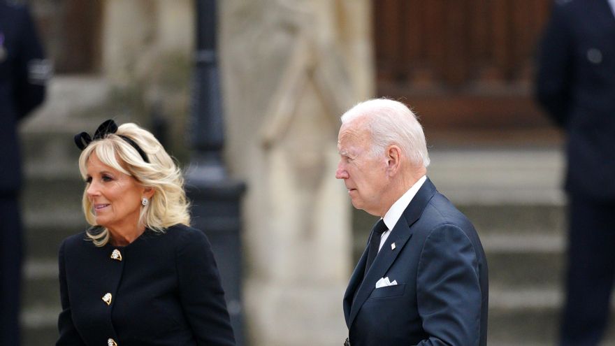 El presidente de Estados Unidos, Joe Biden, acompañado de la primera dama, Jill Biden, a su llegada al funeral de la reina Isabel II.
