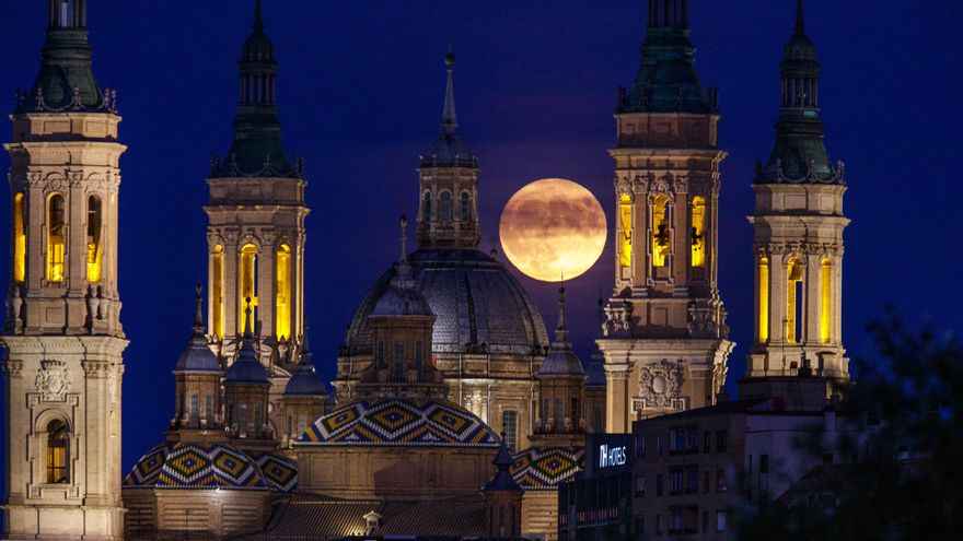 Imagen de la superluna azul esta noche de miércoles sobre la basílica de El Pilar en Zaragoza.