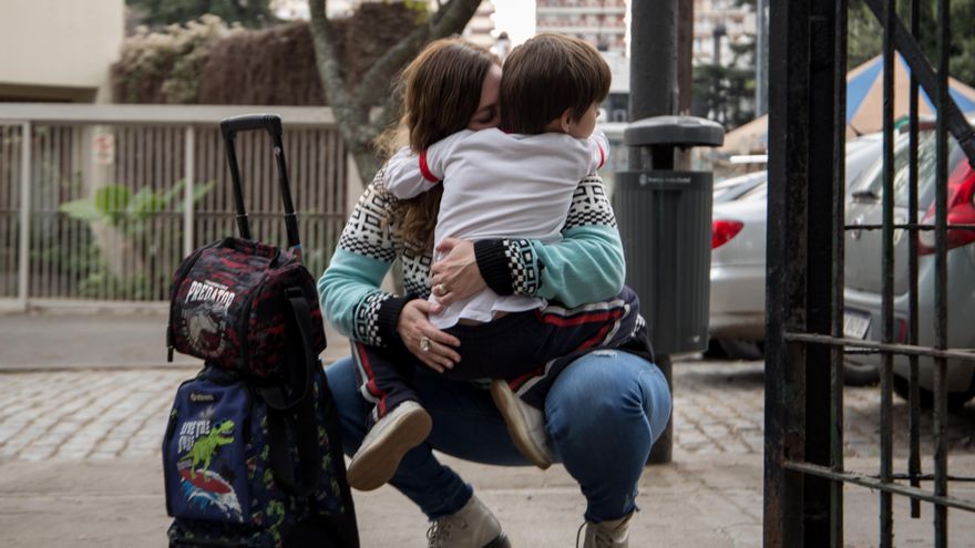 Laura y Franco, que tiene 6 años. Nació de 28 semanas y pesó 1 kilo.