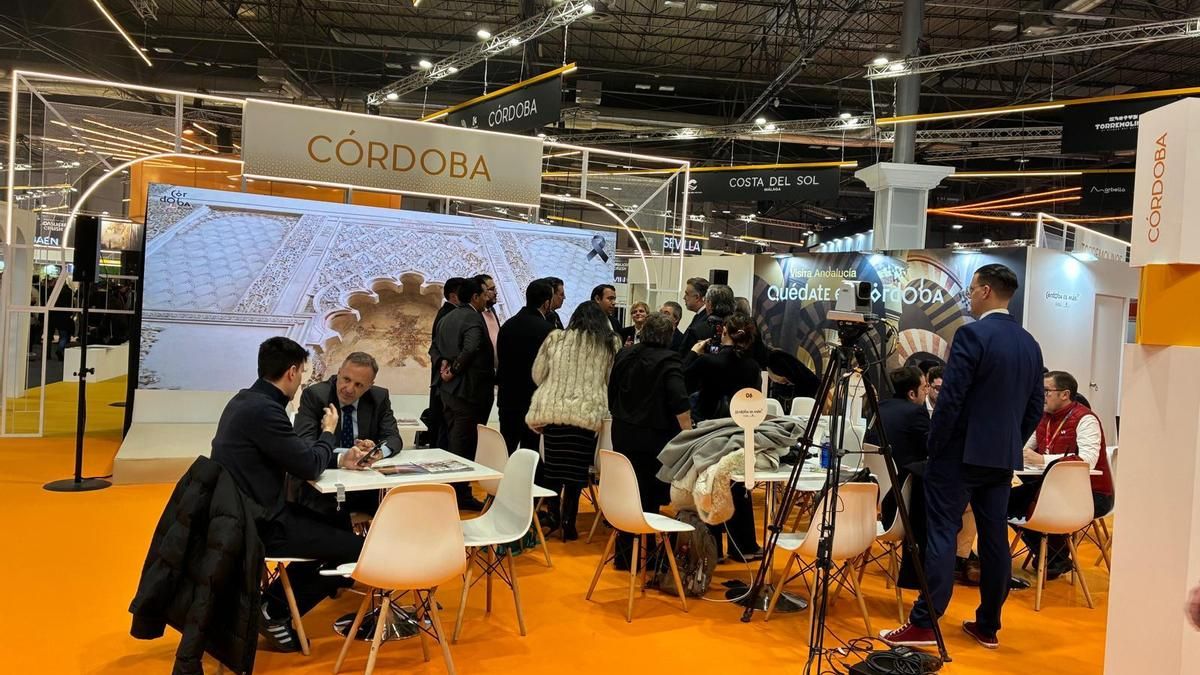 Reuniones técnicas en el estand de Córdoba capital en Fitur 2026.