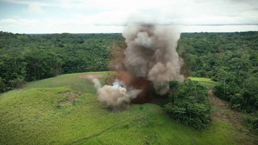 Toneladas de explosivos detonadas en la selva: dentro del desarme de un grupo disidente de las FARC en Colombia