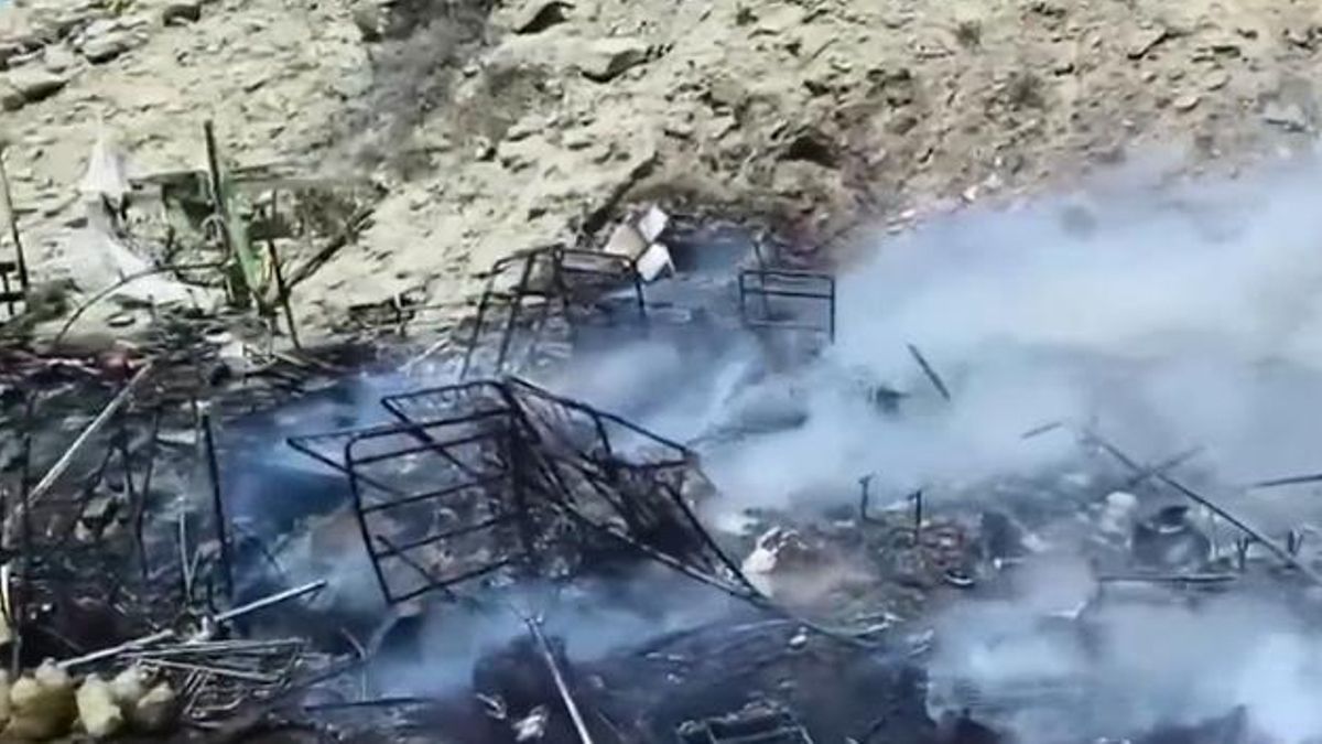 Un incendio calcina varias chabolas en el sur de Tenerife y genera un densa columna de humo negro