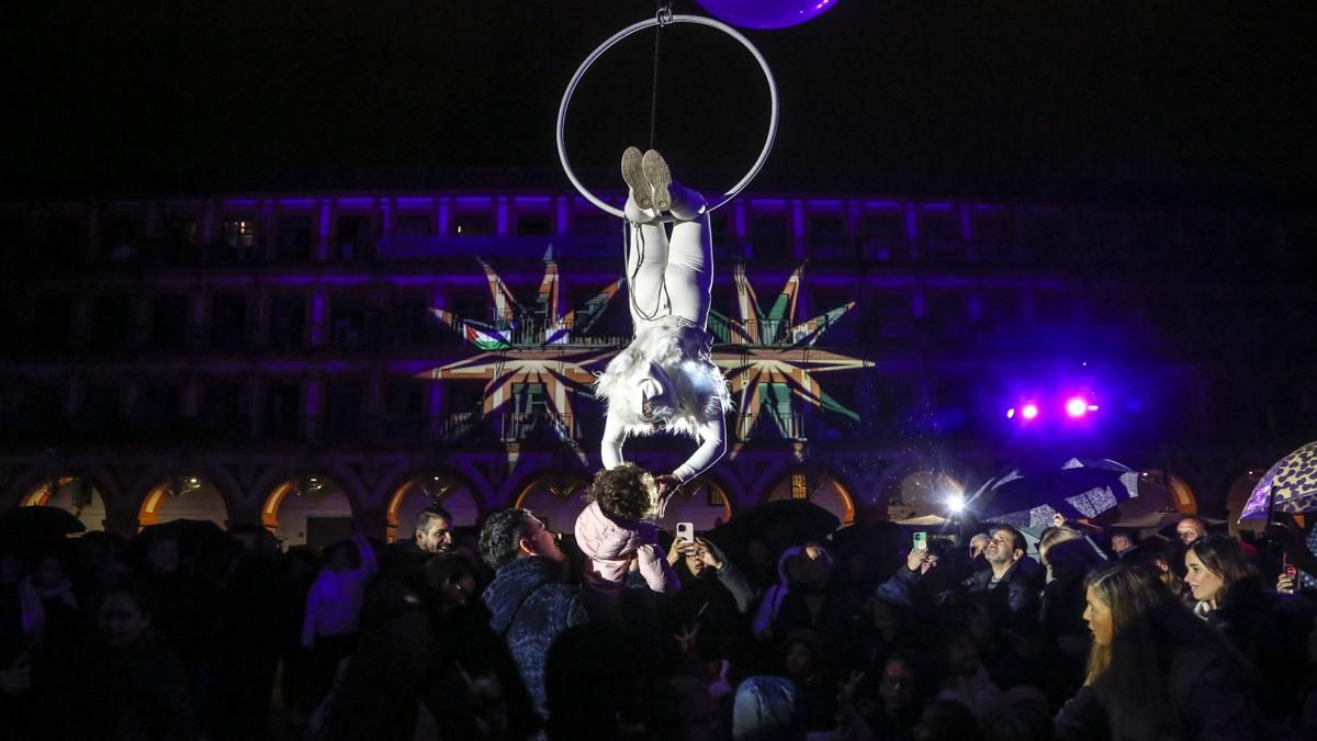 Espectáculo aéreo en la plaza de la Corredera