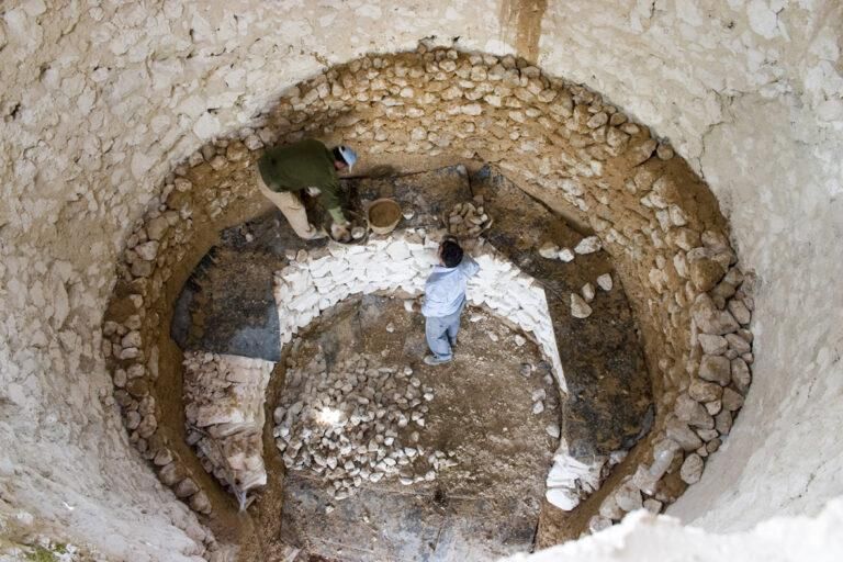 Preparación del horno romano para la cocción de cal.